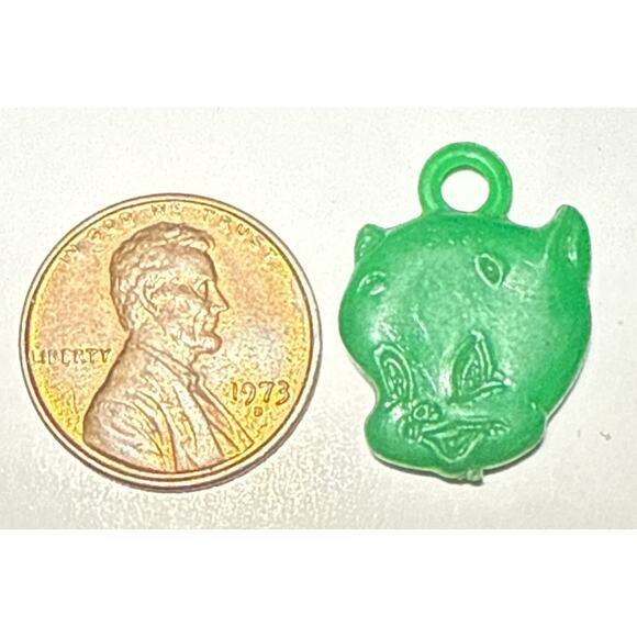 Vintage Cracker Jack Looney Tunes Porky Pig Green Celluloid Charm 1E - Picture 2 of 2